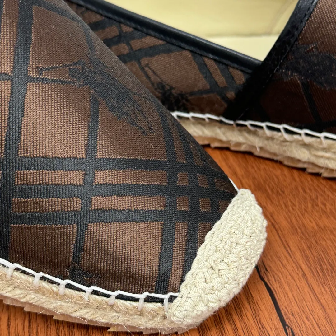 Batch 600 Burberry/Burberry new summer men's embroidered straw fisherman shoes, cool slip-on straw shoes! Encounter British fashion with Burberry espadrilles, a perfect blend of classic and fashionable. The unique printing on the upper is a manifestation of the brand's style. Every color and every pattern tells the story of England. Straw soles bring a natural texture, comfortable and chic. Whether you are strolling in the city streets or heading to the beach for vacation, it can add elegance and charm to you, easily become the center of attention, and start your own fashion journey. Classic knitted canvas upper, with thin calfskin lining suitable for summer, straw lining, genuine leather patch at the bottom of the heel, hemming technology, and Mark stitching details! Anti-slip rubber bottom layer, integrated injection molding of large LOGO letters and badges, multiple colors and styles to choose from, complete package! Size: 39-40-41-42-43-44 Normal size Item number: 2025-5 War Horse Brown color